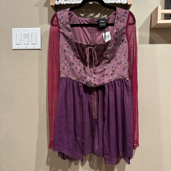 Her Universe Disney Hocus Pocus Sarah Peplum Long-Sleeve Top - Picture 1 of 8